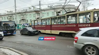 В Красноярске трамвай сошел с рельсов после ДТП на Мичурина В Красноярске трамвай сошел с рельсов после ДТП на Мичурина