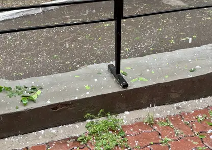 Ураганный ветер, ливень и град с голубиное яйцо обрушились на центр Красноярска