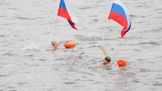 19 спортсменов проплыли по Енисею с флагом в руках в Красноярске