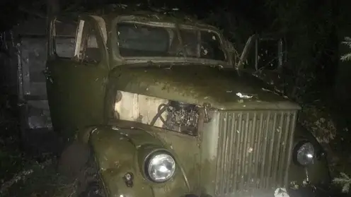 Один ребенок погиб, еще двое сильно пострадали в ДТП в Хакасии. Грузовик улетел в кювет и перевернулся