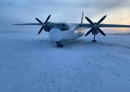 В Якутии пассажирский самолет Ан-24 сел на замерзшую реку