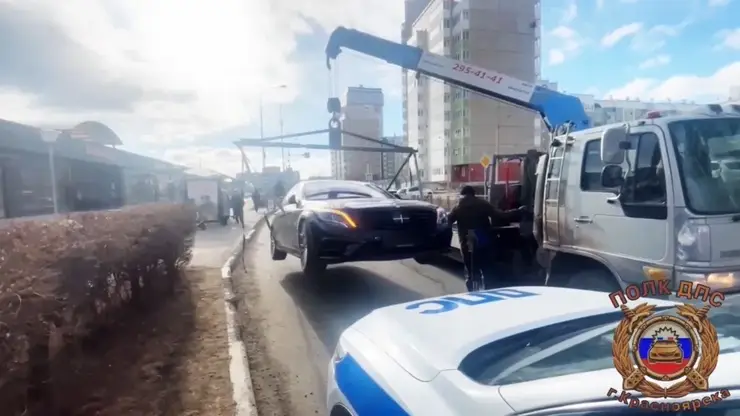 В Красноярске задержали 20-летнего бесправника на тонированном Mercedes с подложными номерами