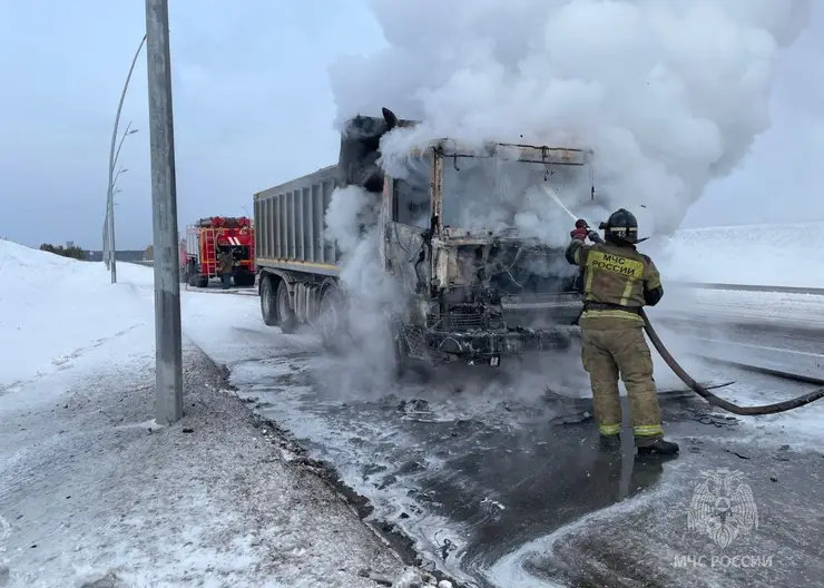 В Красноярске по дороге в аэропорт загорелся грузовик с щебнем
