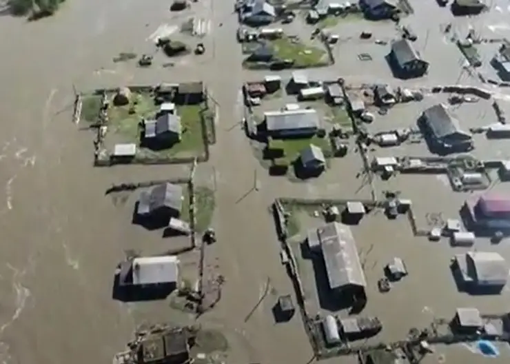 В Якутии из-за прорыва дамбы вода затопила Верхоянск