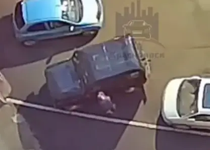 «Погнул двери»: на Урванцева мужчина отпинал припаркованный автомобиль (видео)