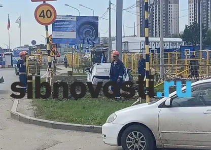 В Красноярске иномарка влетела в стройку метро и застряла в большой яме