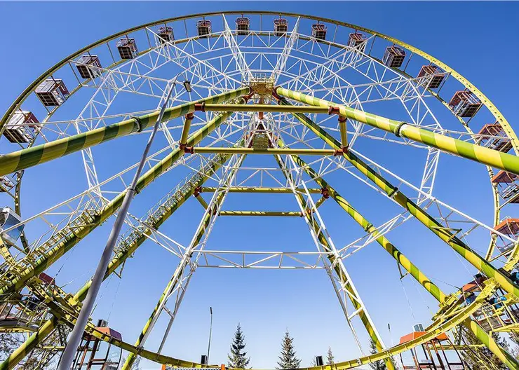 В красноярском парке флоры и фауны «Роев ручей» запустили колесо обозрения