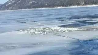 В Красноярском крае за неделю второй автомобиль провалился под лед: водитель успел выбраться
