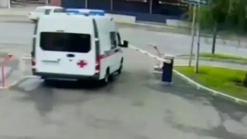 Красноярец угнал машину скорой помощи и снес шлагбаум