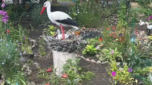 Сказка на Новгородской: креативные жители превратили двор в сказочный сад с глиняными фигурками