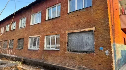 Жители двухэтажки в Красноярске живут в плесени и с дырами в полу и крыше. Они пытаются добиться расселения