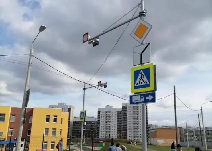 Рядом со школой № 156 в Солнечном Красноярска появились светофор, тротуар и парковка