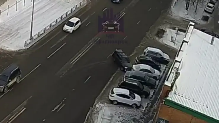 В Красноярске дрифтер помял несколько машин