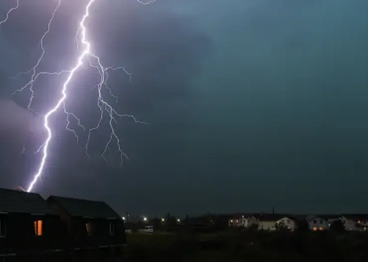 Разряд молнии убил рыбака в Кемеровской области