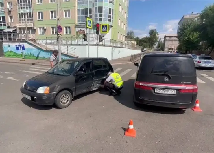 В центре Красноярска автоледи столкнулась с микроавтобусом