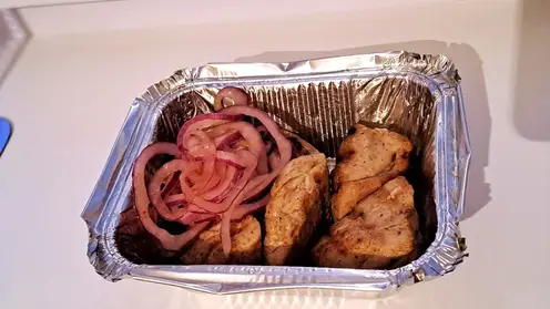 Красноярец обратился в Роспотребнадзор из-за шашлыка в доставке