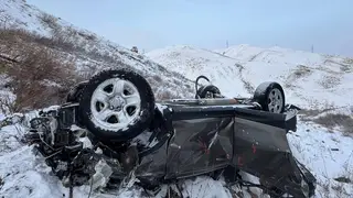 В Туве улетел в обрыв и перевернулся автомобиль с семьей В Туве улетел в обрыв и перевернулся автомобиль с семьей