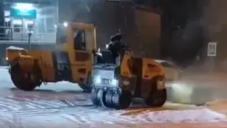 В Дивногорске дорожники укладывают асфальт в снегопад, общественники бьют тревогу