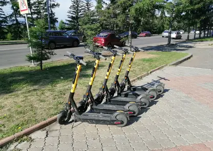 В Омске катание на электросамокате закончилось открытой черепно-мозговой травмой