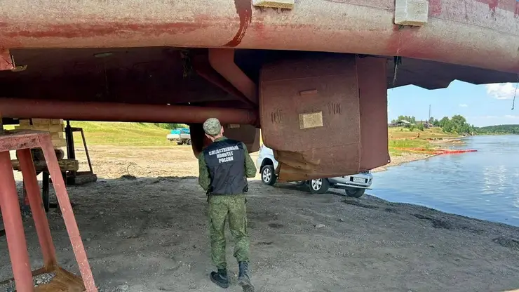 Теплоход, потерпевший крушение на Енисее в Красноярском крае, подняли на берег (видео)