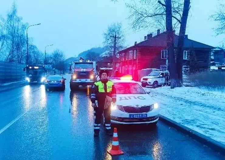 Квартира загорелась в деревянном доме на правом берегу Красноярска: погиб мужчина