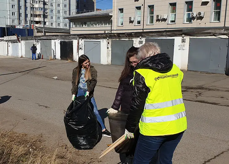200 кг мусора собрали во время субботника в одном из переулков левобережья