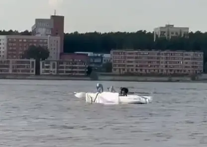 Яхта врезалась в опору ЛЭП в Новосибирской области и оставилась без света дома в Бердке и областном центре (видео)