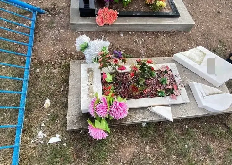 Более 50 могил осквернили вандалы перед Родительским днем в Хакасии