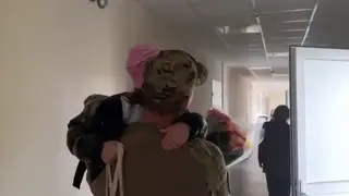 Боец СВО с позывным «Оборотень» устроил сюрприз для дочери в красноярской школе