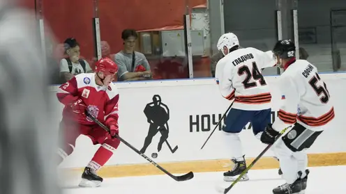 Товарищеский матч между командой «Легенды хоккея» и сборной Иркутской области состоялся в Ангарске