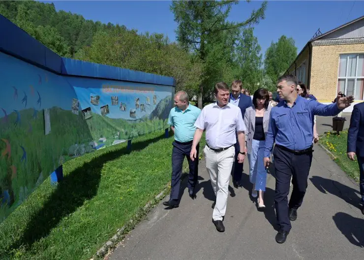 Глава Красноярска Сергей Ерёмин проверил готовность загородного лагеря к приему детей