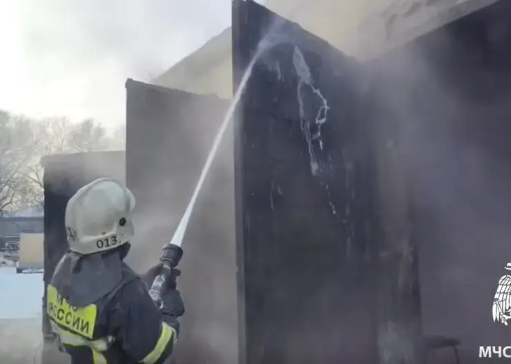Крупный пожар потушили в гараже Тувинской государственной филармонии в Кызыле