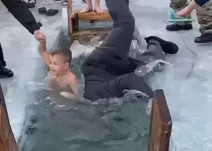 В Иркутске мужчина в одежде свалился в иордань во время купания ребенка