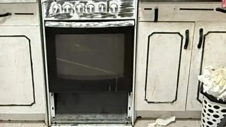 Мать в попытке скрыть смерть своего младшего сына инсценировала несчастный случай с падением плиты