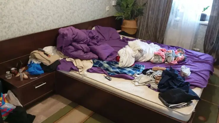 Пьющая мать и бардак в квартире. Двоих детей изъяли из антисанитарных условий в Красноярске