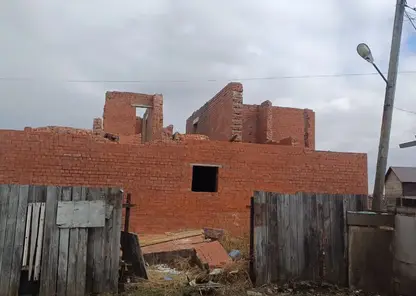 Рабочий погиб при сносе второго этажа недостроя в Красноярском крае