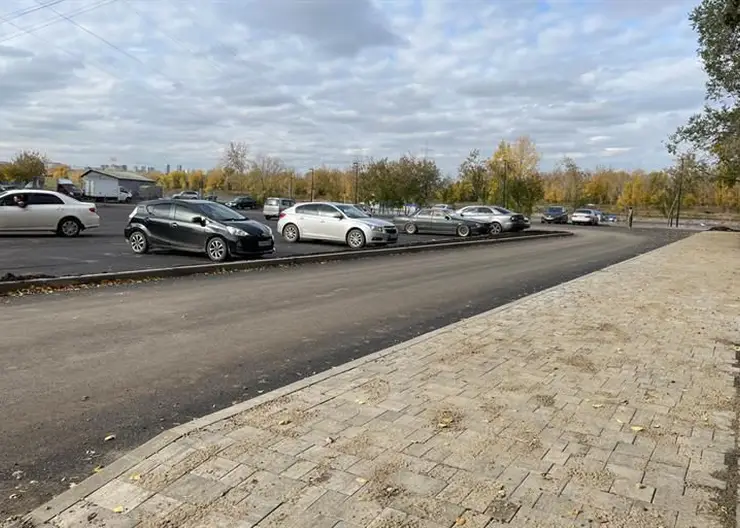 На Ярыгинской набережной появилась парковка на 150 мест