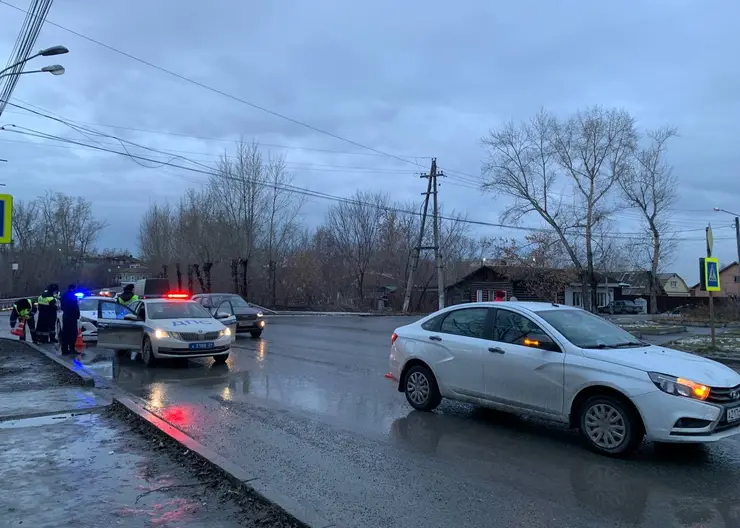 В Ачинске водитель на Lada Vesta сбил троих 17-летних подростков