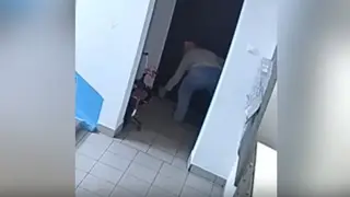 Жительница Новокузнецка кошмарит соседей проклятьями и солью Жительница Новокузнецка кошмарит соседей проклятьями и солью