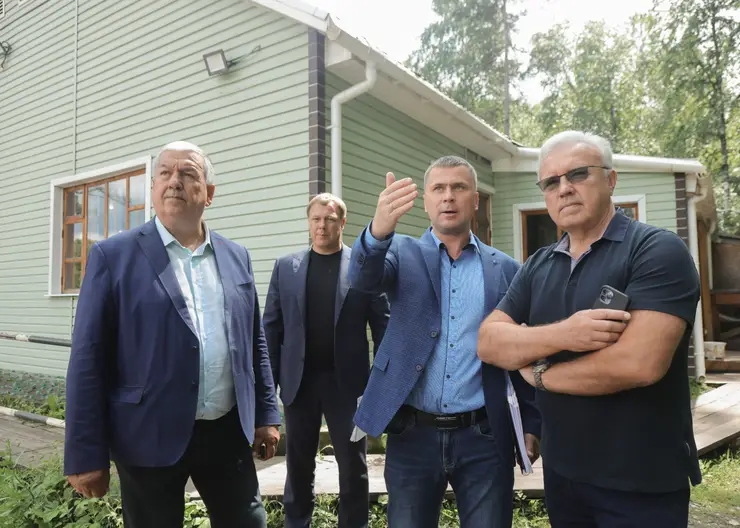 Глава Красноярского края Александр Усс поручил создать реестр проблемных объектов придорожного сервиса