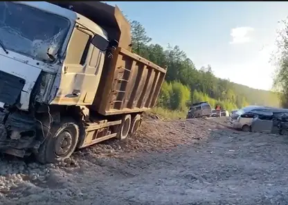 Три человека погибли в аварии с грузовиком и двумя микроавтобусами в Приангарье