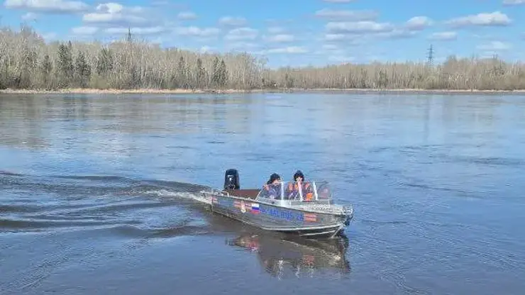 Лодку с двумя мужчинами унесло течением на Красноярском водохранилище