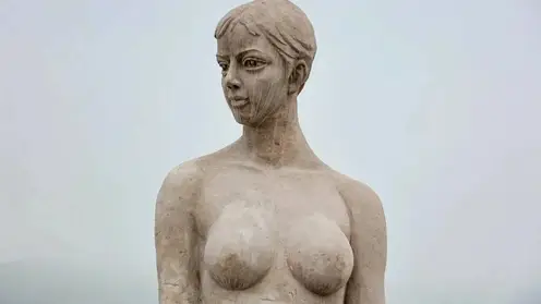 Жители Владивостока недовольны новой скульптурой Русалки из-за увеличенной груди