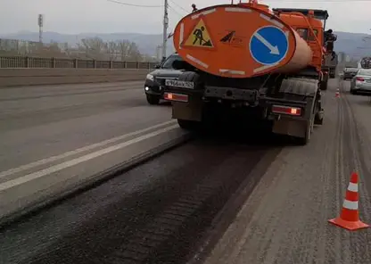 В Красноярске рабочие решили не перекрывать движение на Коммунальном мосту на время его ремонта