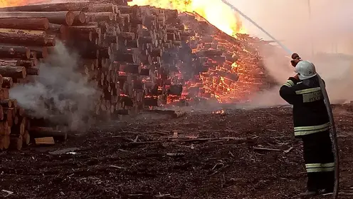 В Богучанском районе загорелся склад с лесом