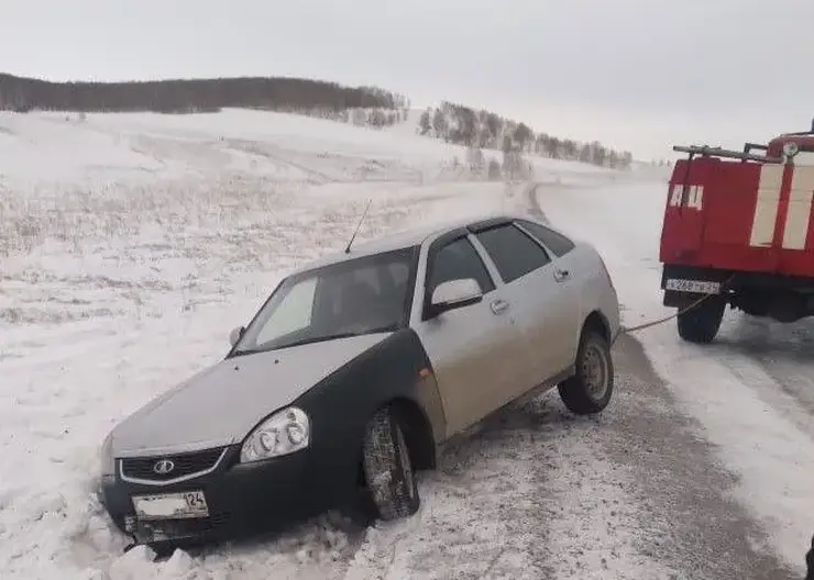 Караул пожарной охраны помог вытащить автомобиль из кювета в Шарыповском районе