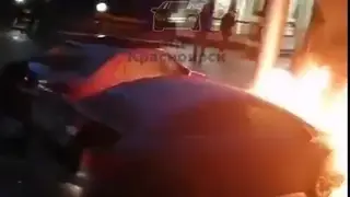В центре Красноярска на перекрестке Мира - Робеспьера загорелся автомобиль