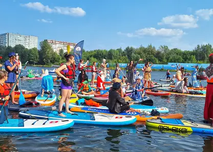 Жемчужина, Дед Мороз и лягушка на сапах: в Красноярске прошёл водный карнавал
