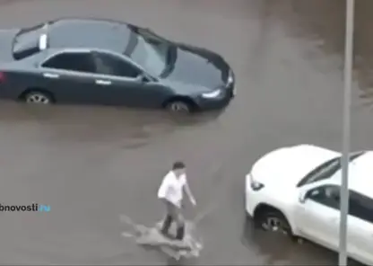 Ливень затопил единственный проезд к нескольким многоэтажкам Красноярска. Тысячи жителей оказались в водной блокаде