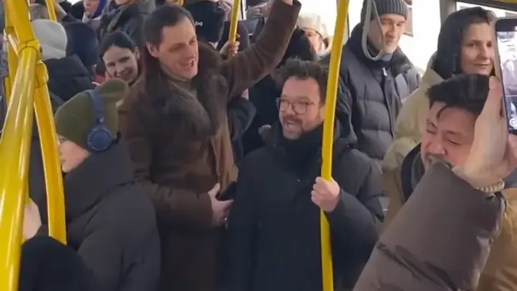 Красноярцы спели военную песню в автобусе в честь Дня защитника Отечества